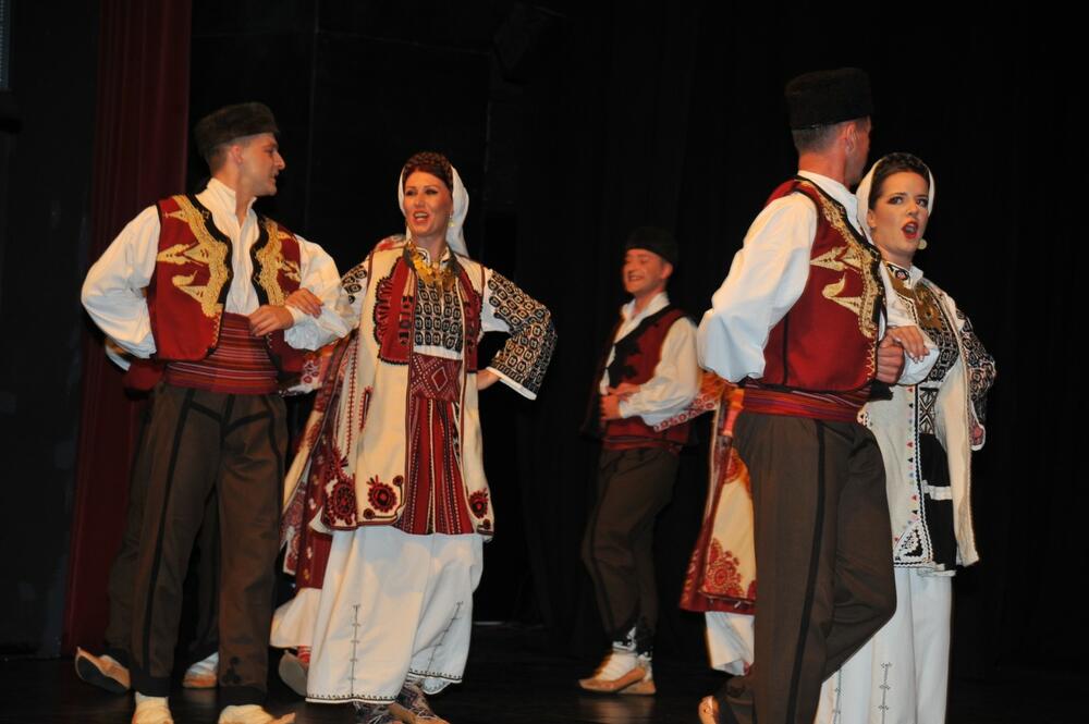 Folklorni ansambl “Venac”