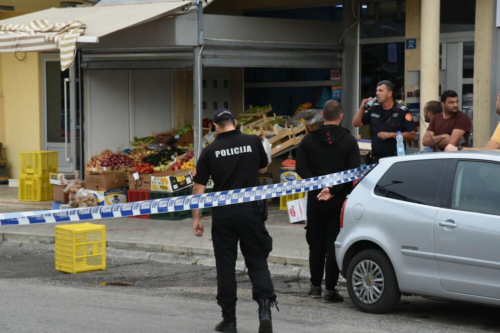 <p>Sagovornik Vijesti iz Uprave policije tvrdi da je muškarac najprije iz pištolja ubio suprugu, a da je zatim pucao i u tasta.</p>