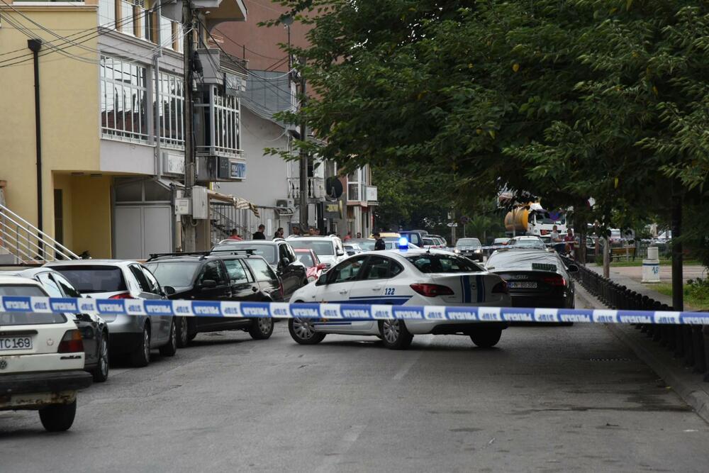 <p>Sagovornik Vijesti iz Uprave policije tvrdi da je muškarac najprije iz pištolja ubio suprugu, a da je zatim pucao i u tasta.</p>