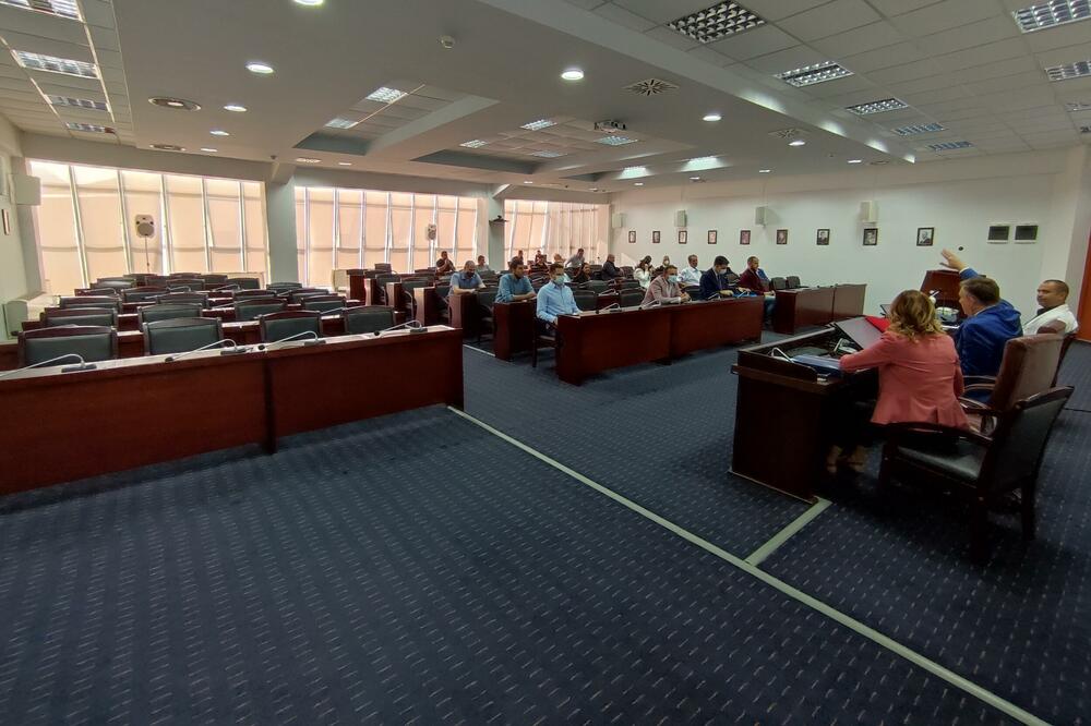 Prazne klupe u SO Tivat, Foto: Siniša Luković