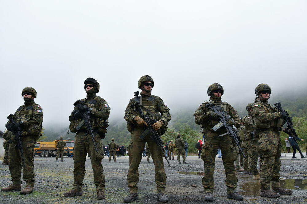 Vojnici NATO misije na Kosovu u blizini Jarinja, Foto: Reuters