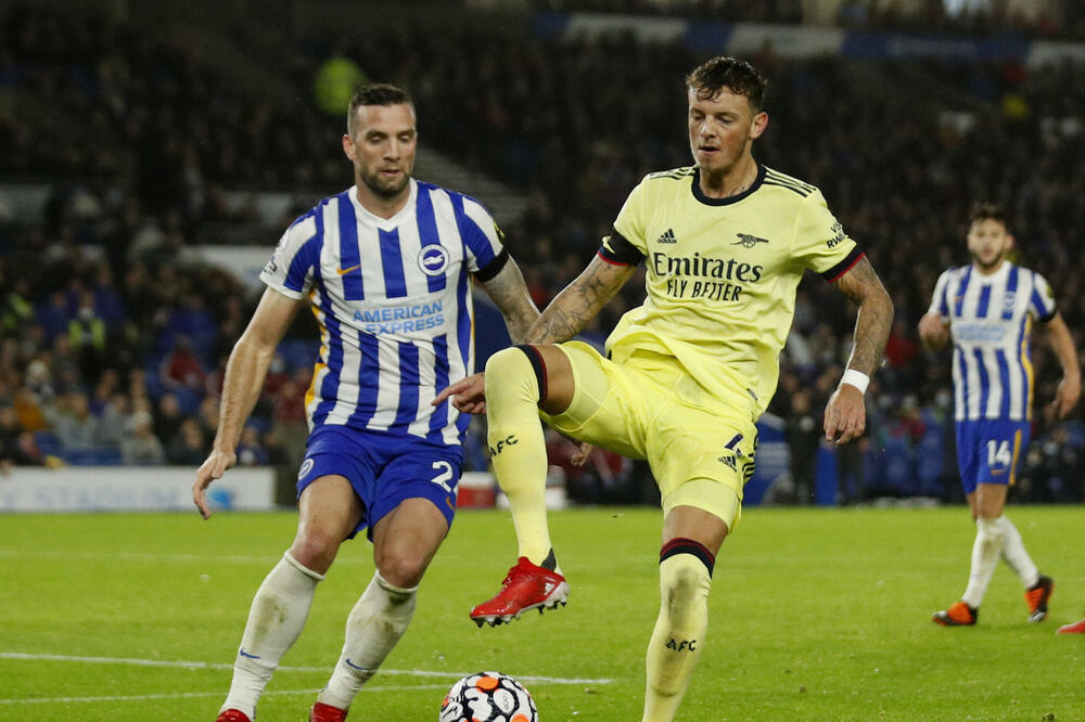 Štoper Arsenala Ben Vajt u duelu sa doskorašnjim saigračem Šejnom Dafijem, Foto: Reuters