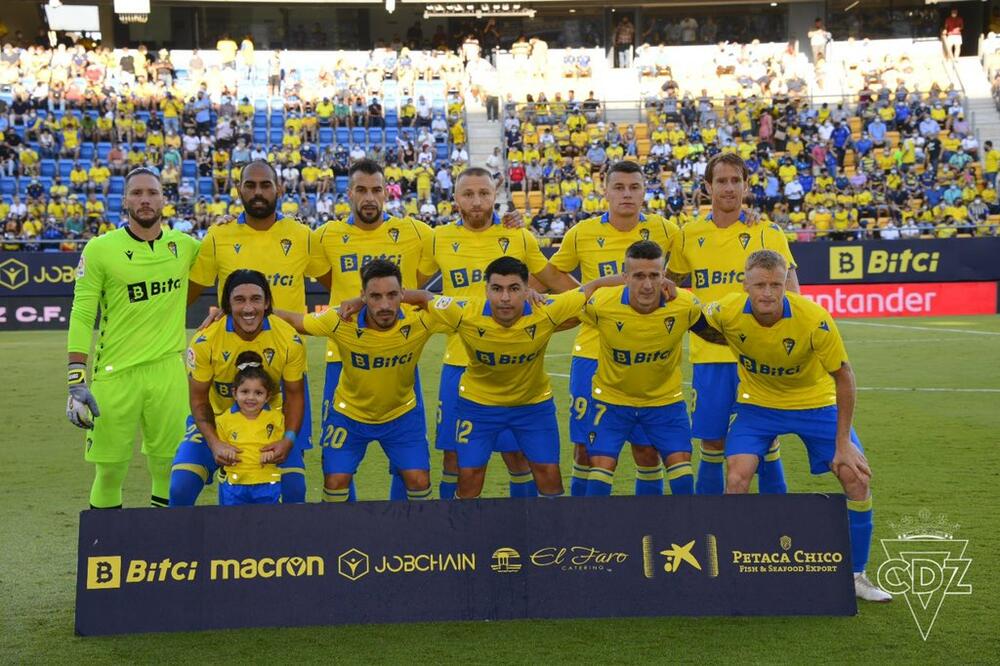 Osmajić (gore, drugi zdesna) pred meč sa Valensijom, Foto: twitter.com/Cadiz_CF