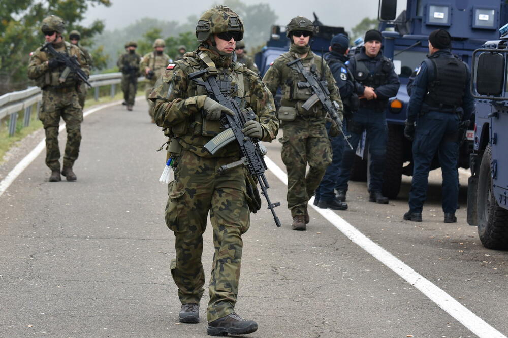 Pripadnici NATO iz misije KFOR zamijenili su juče pripadnike specijalne policijske jedinice Rosu: Detalj sa Jarinja, Foto: Reuters