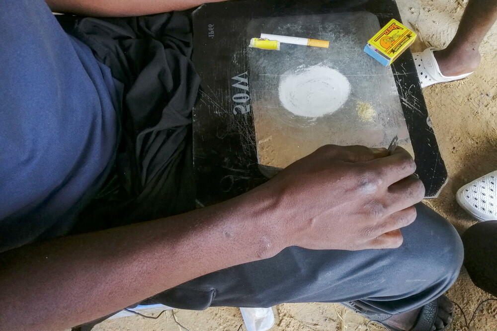 Čovijek pokazuje kako izgleda "bombe", Foto: Reuters