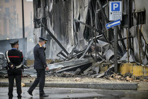 Mali avion udario u praznu zgradu u Milanu, poginulo osam osoba