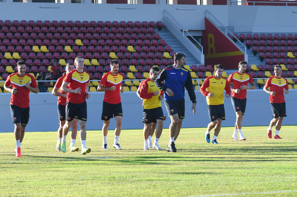 Crnogorski fudbaleri na treningu, Foto: Savo Prelević