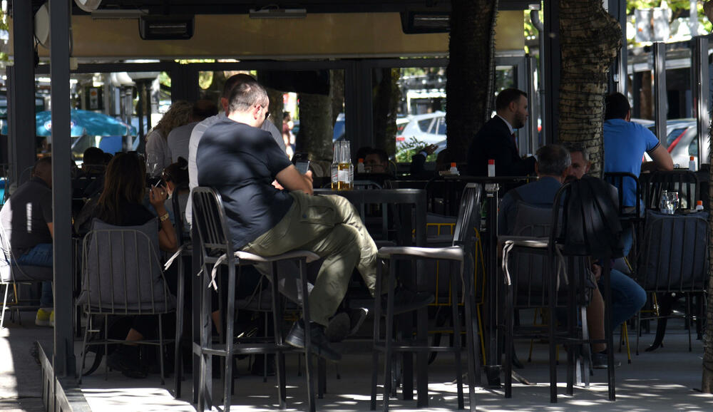 <p>Lijepo vrijeme u ranim jesenjim danima izmamilo je građane Podgorice na ulice. Pogledajte fotografije koje je u centru glavnog grada zabilježio foto reporter "Vijesti" Boris Pejović</p>