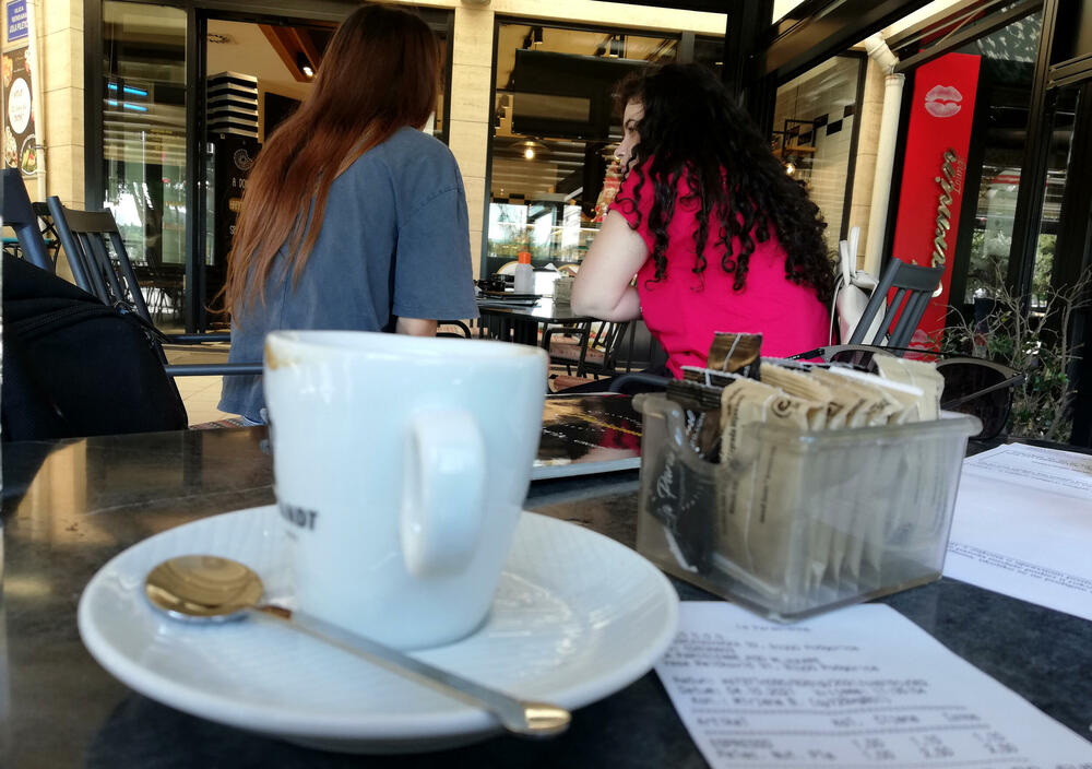 <p>Lijepo vrijeme u ranim jesenjim danima izmamilo je građane Podgorice na ulice. Pogledajte fotografije koje je u centru glavnog grada zabilježio foto reporter "Vijesti" Boris Pejović</p>