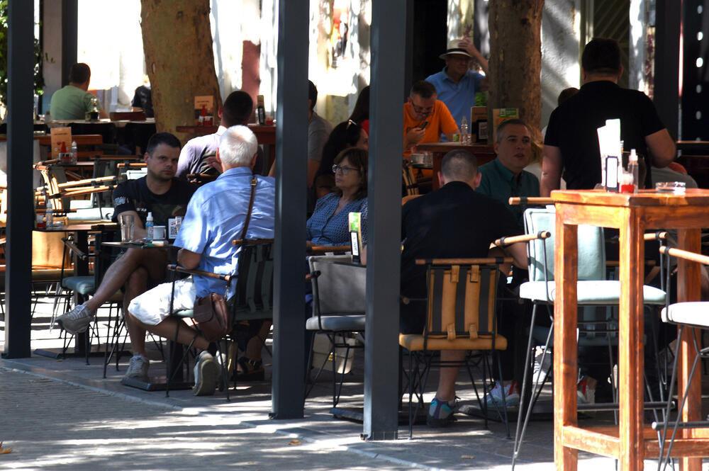 <p>Lijepo vrijeme u ranim jesenjim danima izmamilo je građane Podgorice na ulice. Pogledajte fotografije koje je u centru glavnog grada zabilježio foto reporter "Vijesti" Boris Pejović</p>
