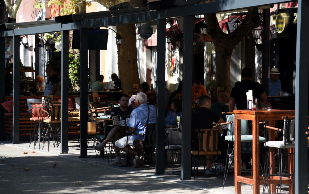 <p>Lijepo vrijeme u ranim jesenjim danima izmamilo je građane Podgorice na ulice. Pogledajte fotografije koje je u centru glavnog grada zabilježio foto reporter "Vijesti" Boris Pejović</p>