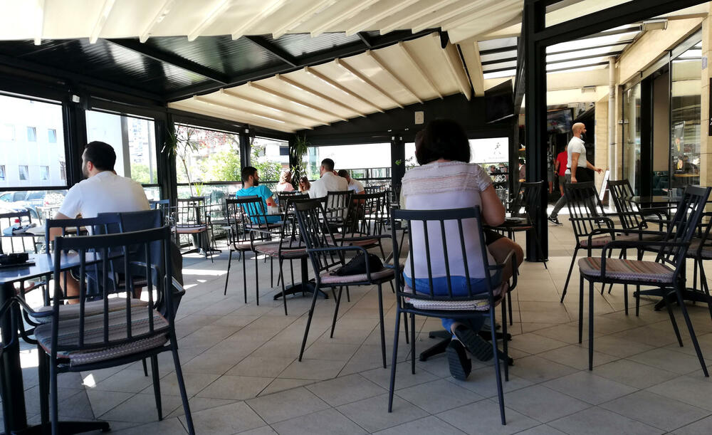 <p>Lijepo vrijeme u ranim jesenjim danima izmamilo je građane Podgorice na ulice. Pogledajte fotografije koje je u centru glavnog grada zabilježio foto reporter "Vijesti" Boris Pejović</p>