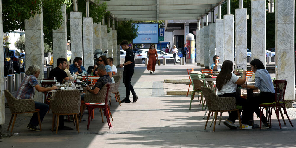 <p>Lijepo vrijeme u ranim jesenjim danima izmamilo je građane Podgorice na ulice. Pogledajte fotografije koje je u centru glavnog grada zabilježio foto reporter "Vijesti" Boris Pejović</p>