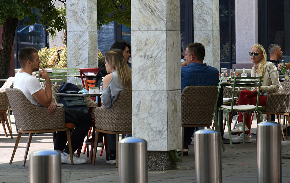 <p>Lijepo vrijeme u ranim jesenjim danima izmamilo je građane Podgorice na ulice. Pogledajte fotografije koje je u centru glavnog grada zabilježio foto reporter "Vijesti" Boris Pejović</p>