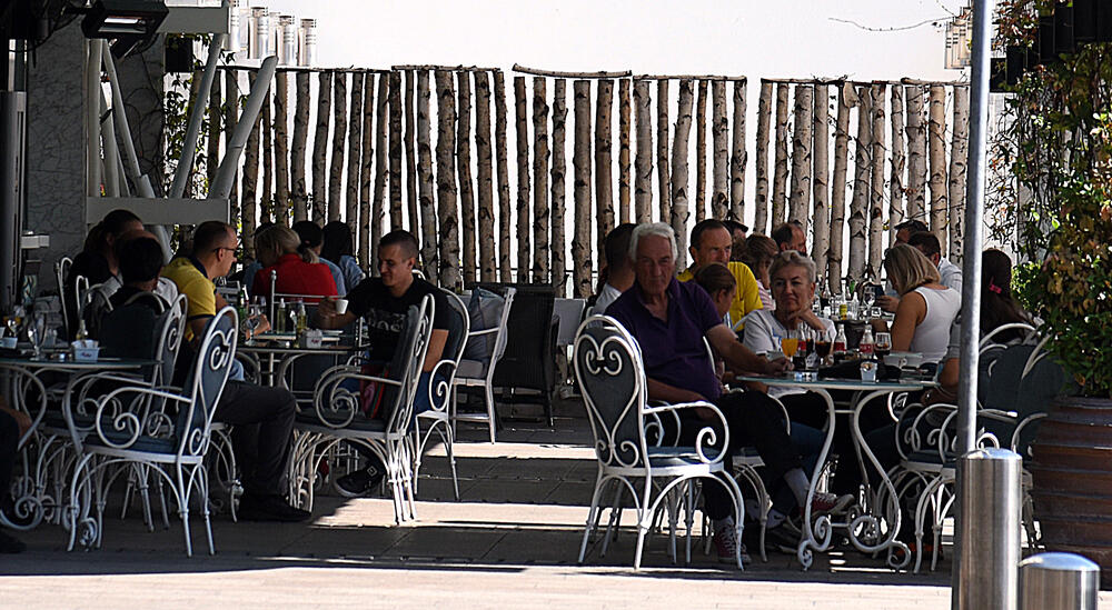 <p>Lijepo vrijeme u ranim jesenjim danima izmamilo je građane Podgorice na ulice. Pogledajte fotografije koje je u centru glavnog grada zabilježio foto reporter "Vijesti" Boris Pejović</p>
