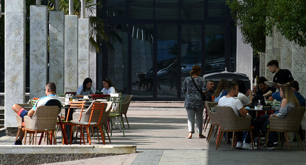 <p>Lijepo vrijeme u ranim jesenjim danima izmamilo je građane Podgorice na ulice. Pogledajte fotografije koje je u centru glavnog grada zabilježio foto reporter "Vijesti" Boris Pejović</p>