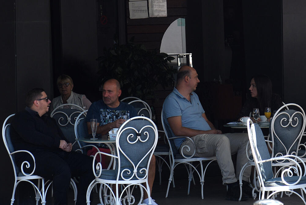 <p>Lijepo vrijeme u ranim jesenjim danima izmamilo je građane Podgorice na ulice. Pogledajte fotografije koje je u centru glavnog grada zabilježio foto reporter "Vijesti" Boris Pejović</p>