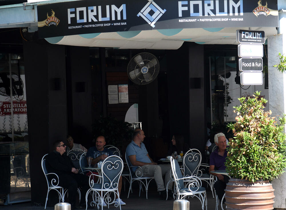 <p>Lijepo vrijeme u ranim jesenjim danima izmamilo je građane Podgorice na ulice. Pogledajte fotografije koje je u centru glavnog grada zabilježio foto reporter "Vijesti" Boris Pejović</p>