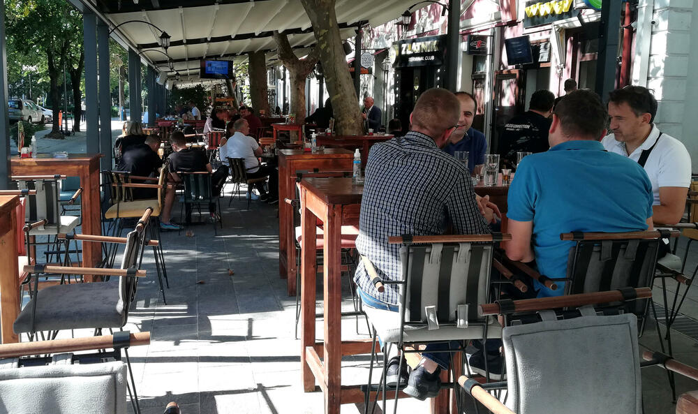 <p>Lijepo vrijeme u ranim jesenjim danima izmamilo je građane Podgorice na ulice. Pogledajte fotografije koje je u centru glavnog grada zabilježio foto reporter "Vijesti" Boris Pejović</p>