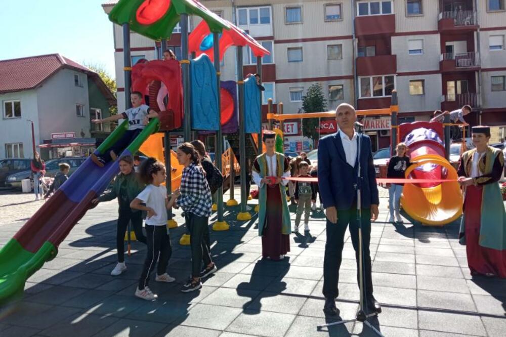 Dječje igralište na Trgu Vukamna Kruščića, Foto: Dragana Šćepanović