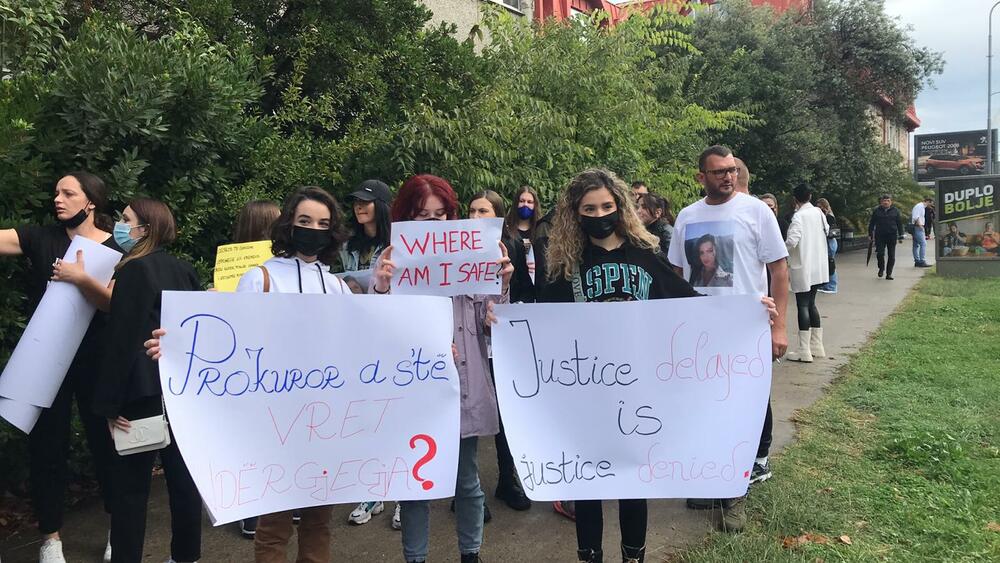 <p>Okupljeni su kazali kako žele poslati poruku žrtvama nasilja da ne ćute i ne trpe zlostavljanje</p>