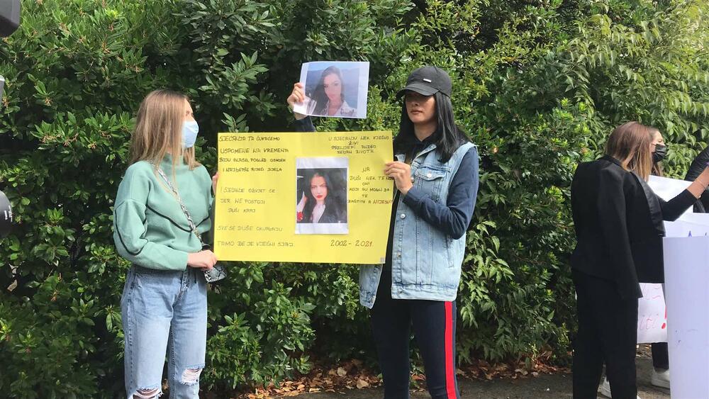 <p>Okupljeni su kazali kako žele poslati poruku žrtvama nasilja da ne ćute i ne trpe zlostavljanje</p>