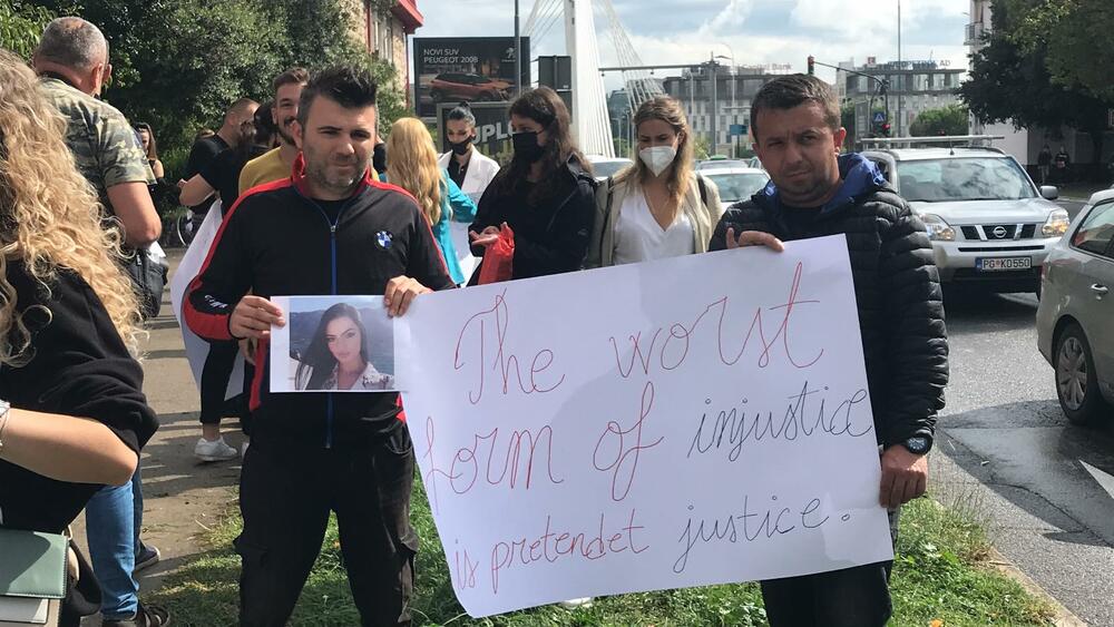 <p>Okupljeni su kazali kako žele poslati poruku žrtvama nasilja da ne ćute i ne trpe zlostavljanje</p>