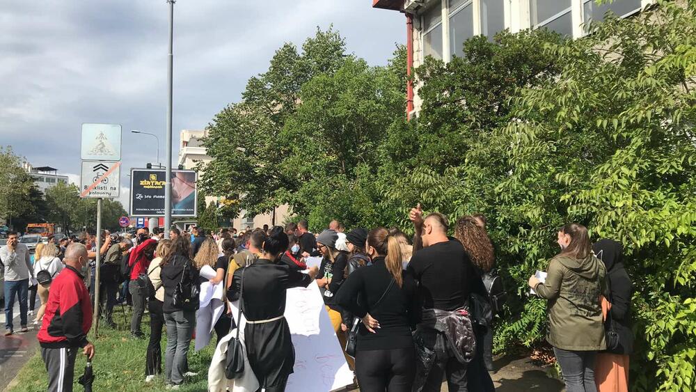 <p>Okupljeni su kazali kako žele poslati poruku žrtvama nasilja da ne ćute i ne trpe zlostavljanje</p>