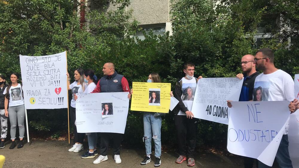 <p>Okupljeni su kazali kako žele poslati poruku žrtvama nasilja da ne ćute i ne trpe zlostavljanje</p>