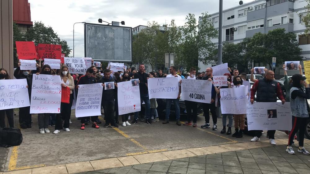 <p>Okupljeni su kazali kako žele poslati poruku žrtvama nasilja da ne ćute i ne trpe zlostavljanje</p>