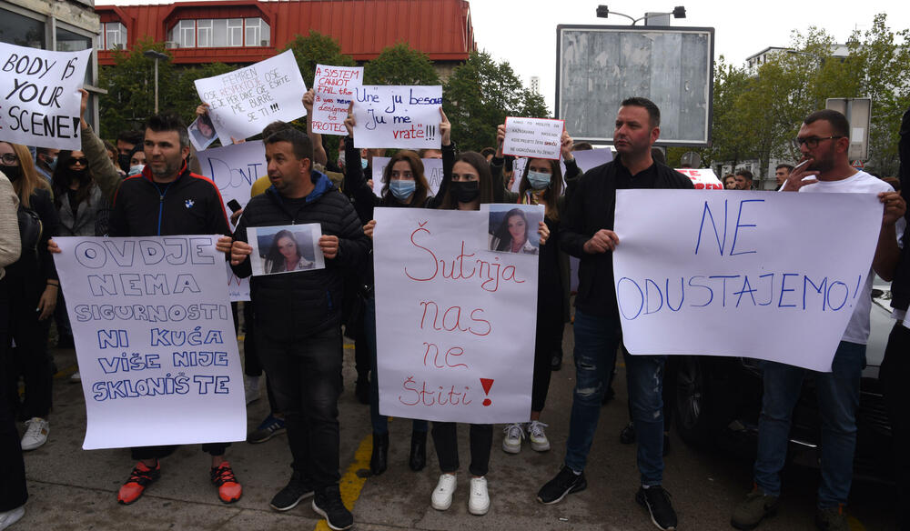 <p>Okupljeni su kazali kako žele poslati poruku žrtvama nasilja da ne ćute i ne trpe zlostavljanje</p>