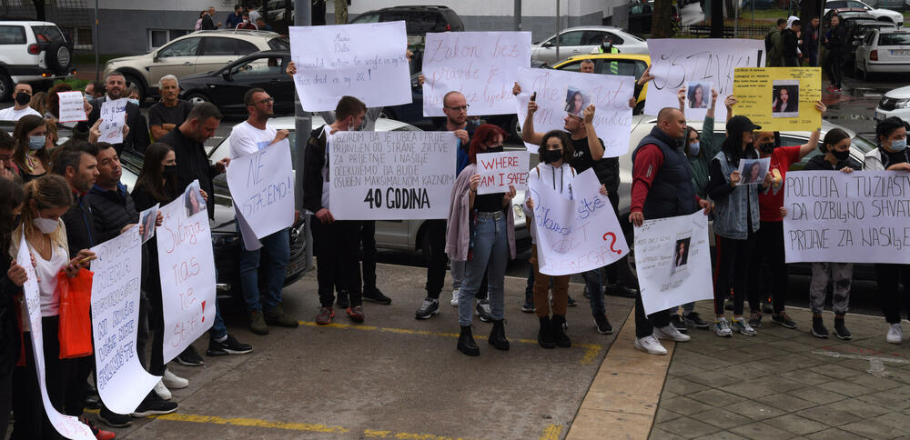 <p>Okupljeni su kazali kako žele poslati poruku žrtvama nasilja da ne ćute i ne trpe zlostavljanje</p>