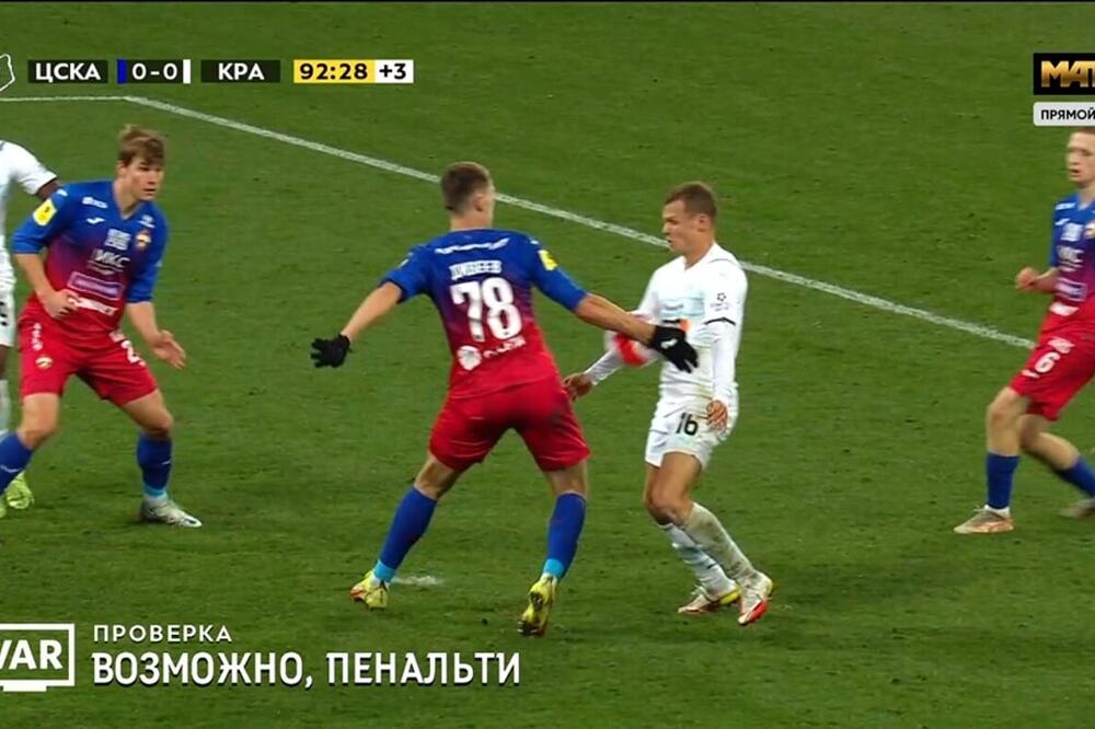 Divejev sklanja rukom loptu ispred Klasona, Foto: skrinšot