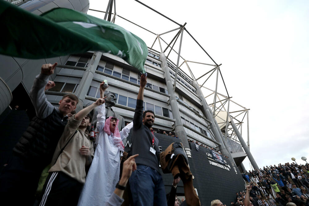 Slavlje navijača Njukasla nakon prodaje kluba, Foto: Reuters