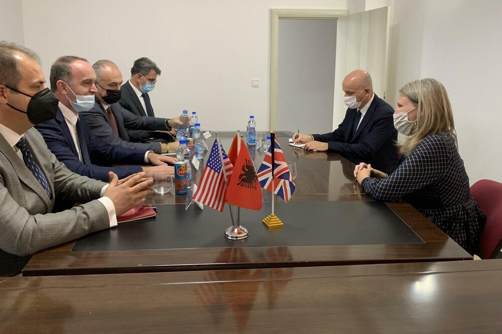 Iznijeli stav o prevazilaženju “nezavidne političke situacije”: Sa sastanka sa britanskom ambasadorkom, Foto: Ambasada UK