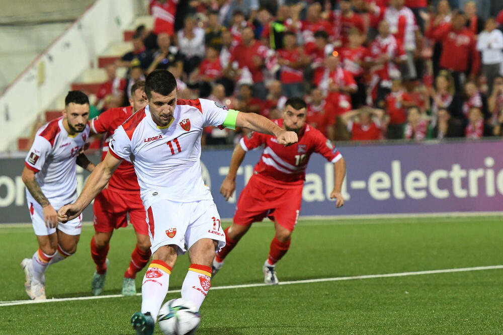 Bećiraj postiže gol iz penala protiv Gibraltara, Foto: Savo Prelević