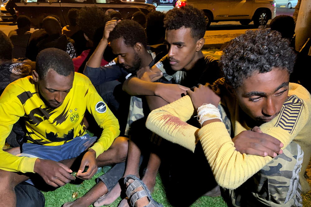 Migranti nakon što su ih pritvorlie libijske bezbjednosne snage, Foto: Reuters