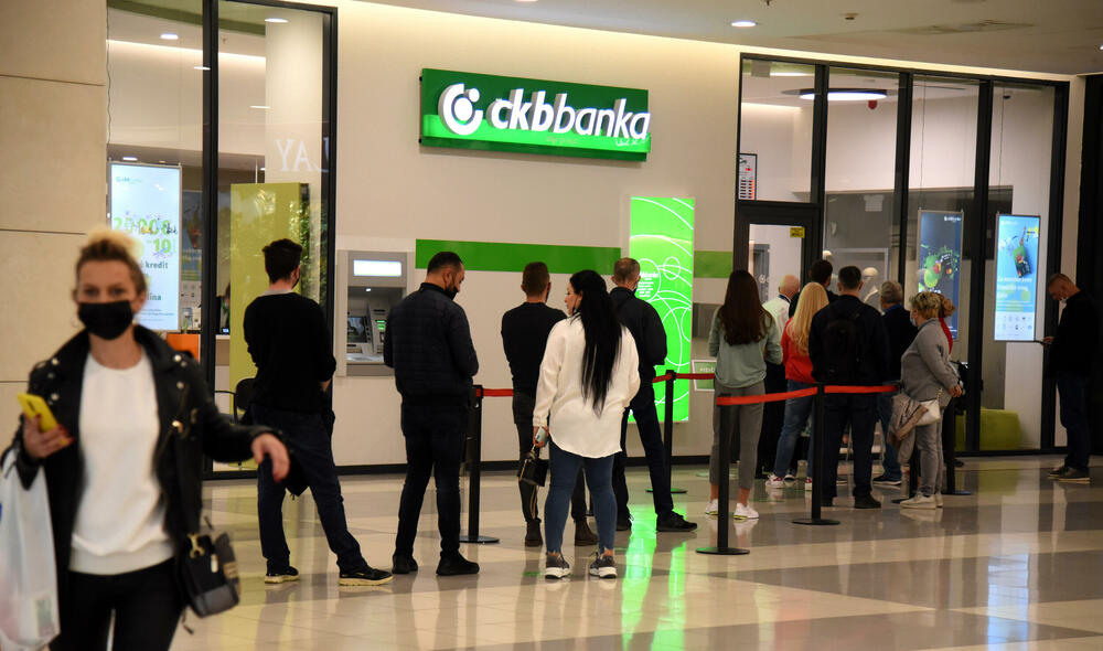 <p>Ispred radnji se stvaraju redovi, a osobe zadužene za kontrolisanje poštovanja mjera ne dozvoljavaju da u prodajnom prostoru bude više osoba nego što je propisano</p>