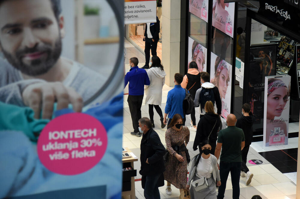 <p>Ispred radnji se stvaraju redovi, a osobe zadužene za kontrolisanje poštovanja mjera ne dozvoljavaju da u prodajnom prostoru bude više osoba nego što je propisano</p>