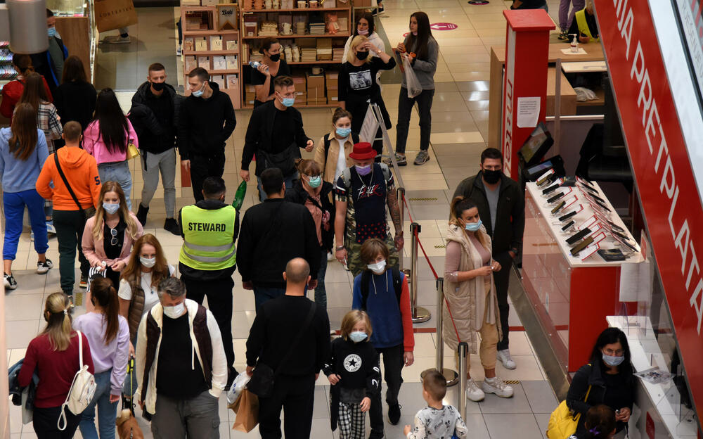 <p>Ispred radnji se stvaraju redovi, a osobe zadužene za kontrolisanje poštovanja mjera ne dozvoljavaju da u prodajnom prostoru bude više osoba nego što je propisano</p>