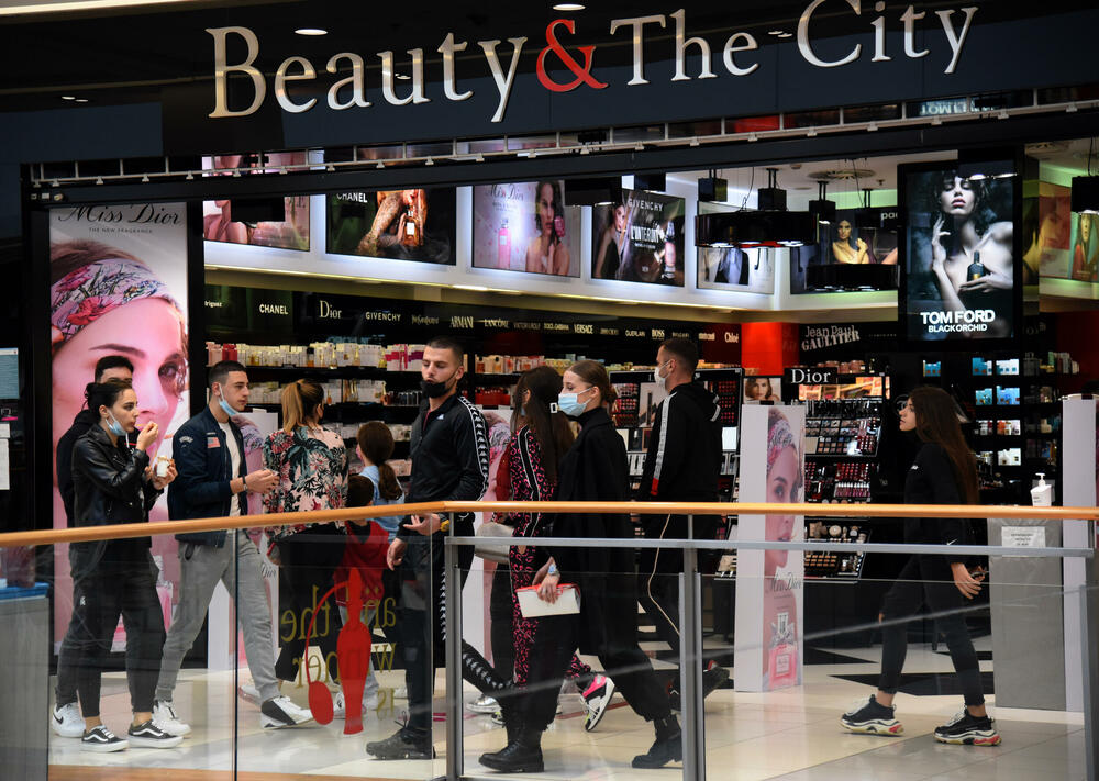 <p>Ispred radnji se stvaraju redovi, a osobe zadužene za kontrolisanje poštovanja mjera ne dozvoljavaju da u prodajnom prostoru bude više osoba nego što je propisano</p>