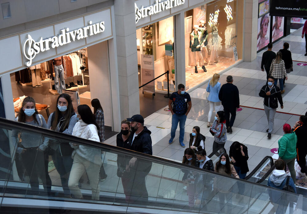<p>Ispred radnji se stvaraju redovi, a osobe zadužene za kontrolisanje poštovanja mjera ne dozvoljavaju da u prodajnom prostoru bude više osoba nego što je propisano</p>