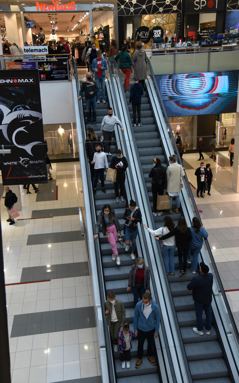 <p>Ispred radnji se stvaraju redovi, a osobe zadužene za kontrolisanje poštovanja mjera ne dozvoljavaju da u prodajnom prostoru bude više osoba nego što je propisano</p>