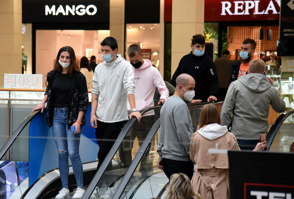 <p>Ispred radnji se stvaraju redovi, a osobe zadužene za kontrolisanje poštovanja mjera ne dozvoljavaju da u prodajnom prostoru bude više osoba nego što je propisano</p>