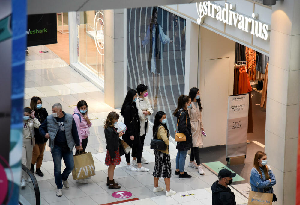 <p>Ispred radnji se stvaraju redovi, a osobe zadužene za kontrolisanje poštovanja mjera ne dozvoljavaju da u prodajnom prostoru bude više osoba nego što je propisano</p>