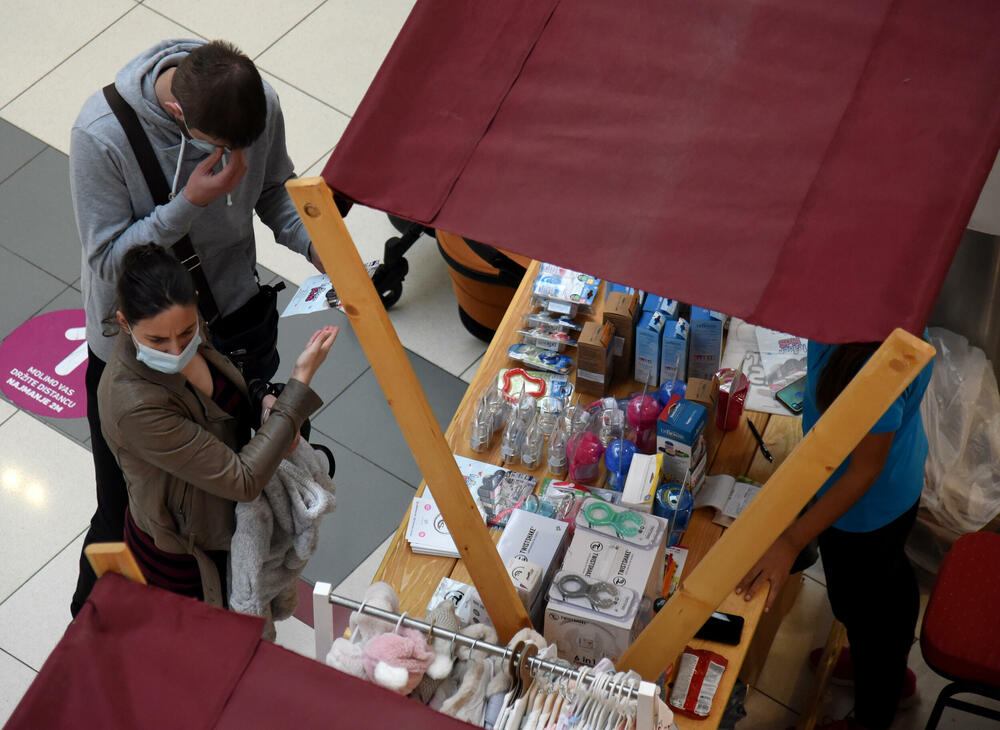 <p>Ispred radnji se stvaraju redovi, a osobe zadužene za kontrolisanje poštovanja mjera ne dozvoljavaju da u prodajnom prostoru bude više osoba nego što je propisano</p>