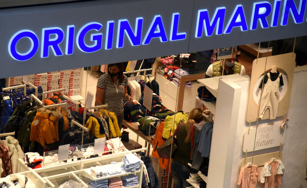 <p>Ispred radnji se stvaraju redovi, a osobe zadužene za kontrolisanje poštovanja mjera ne dozvoljavaju da u prodajnom prostoru bude više osoba nego što je propisano</p>