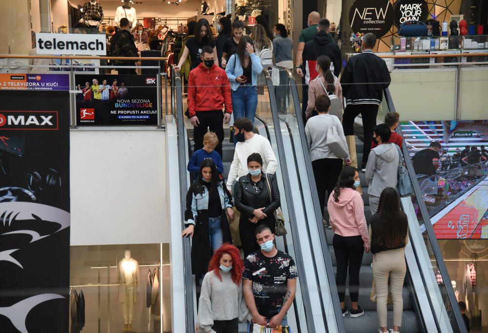 <p>Ispred radnji se stvaraju redovi, a osobe zadužene za kontrolisanje poštovanja mjera ne dozvoljavaju da u prodajnom prostoru bude više osoba nego što je propisano</p>