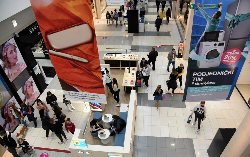 <p>Ispred radnji se stvaraju redovi, a osobe zadužene za kontrolisanje poštovanja mjera ne dozvoljavaju da u prodajnom prostoru bude više osoba nego što je propisano</p>