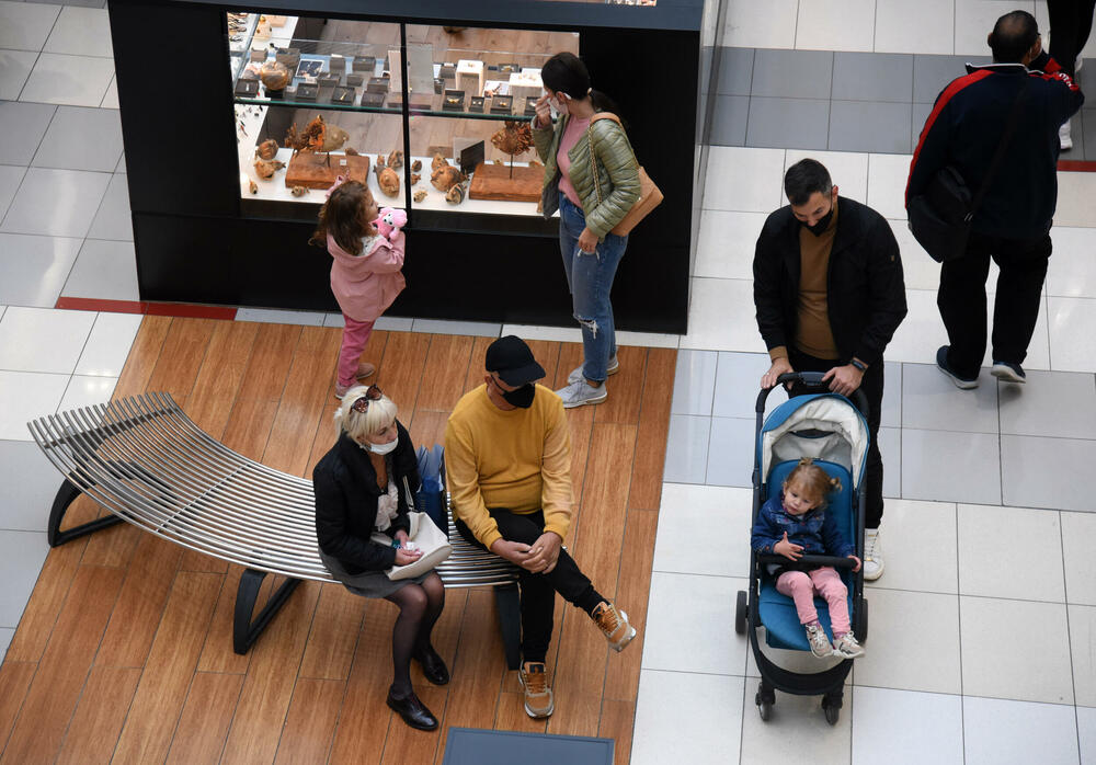 <p>Ispred radnji se stvaraju redovi, a osobe zadužene za kontrolisanje poštovanja mjera ne dozvoljavaju da u prodajnom prostoru bude više osoba nego što je propisano</p>